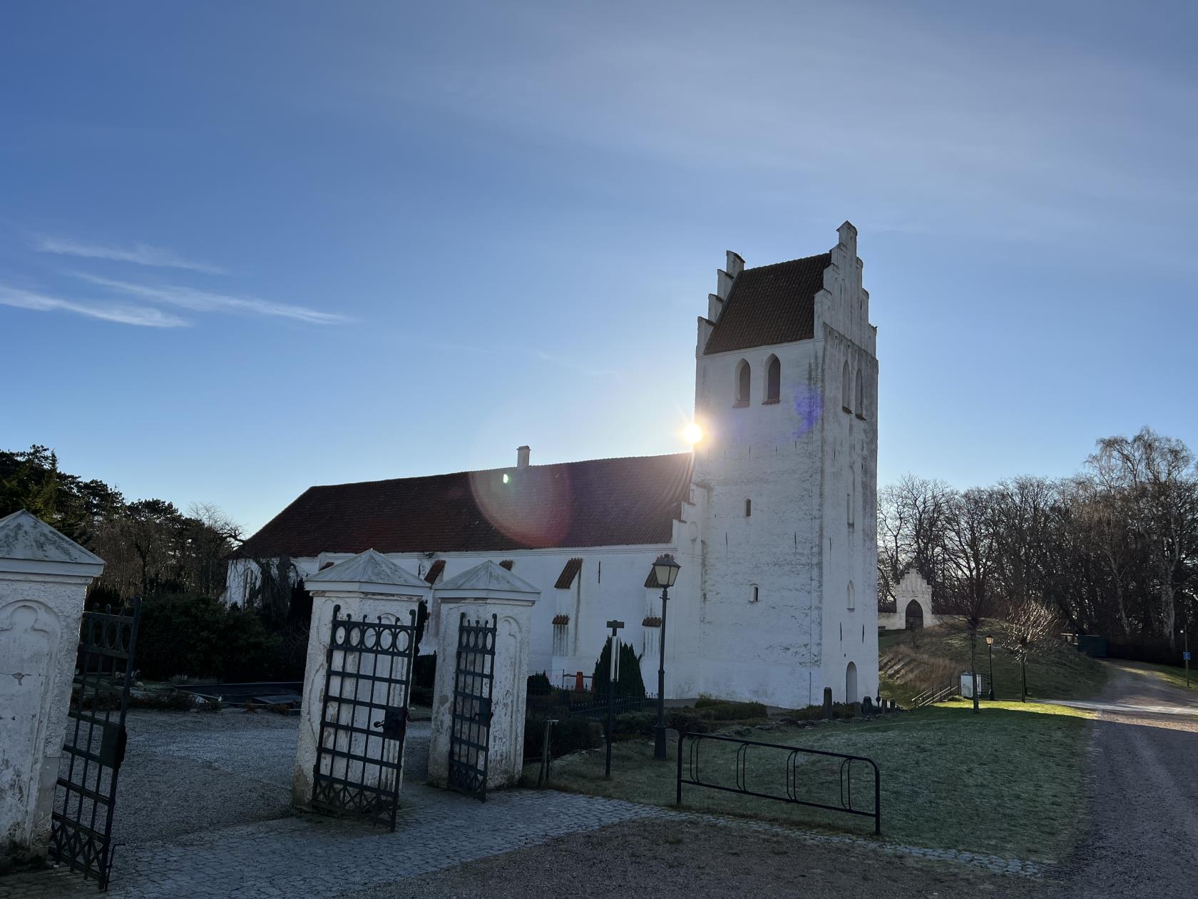 Falsterbo kyrka en solig dag. 