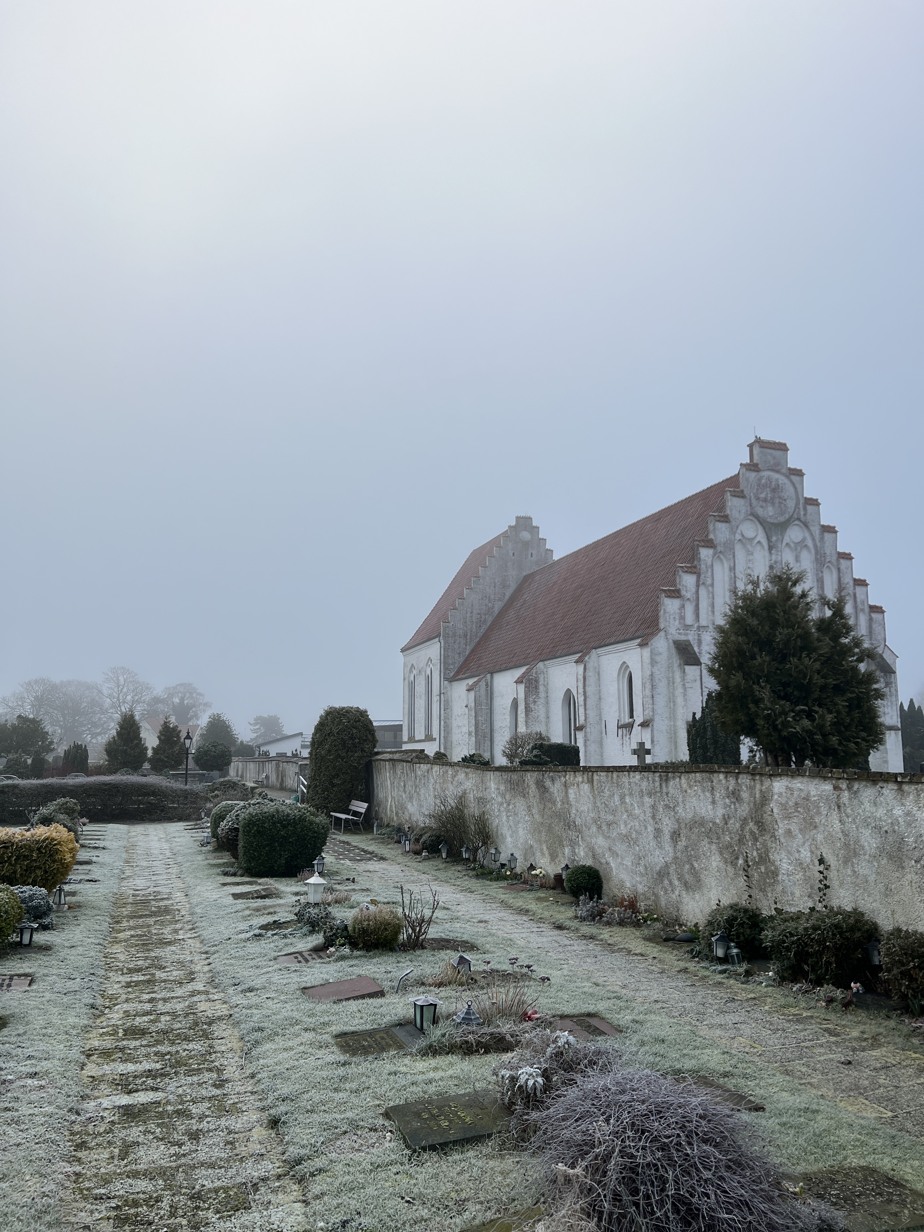 Skanörs kyrka en kall vinterdag. 