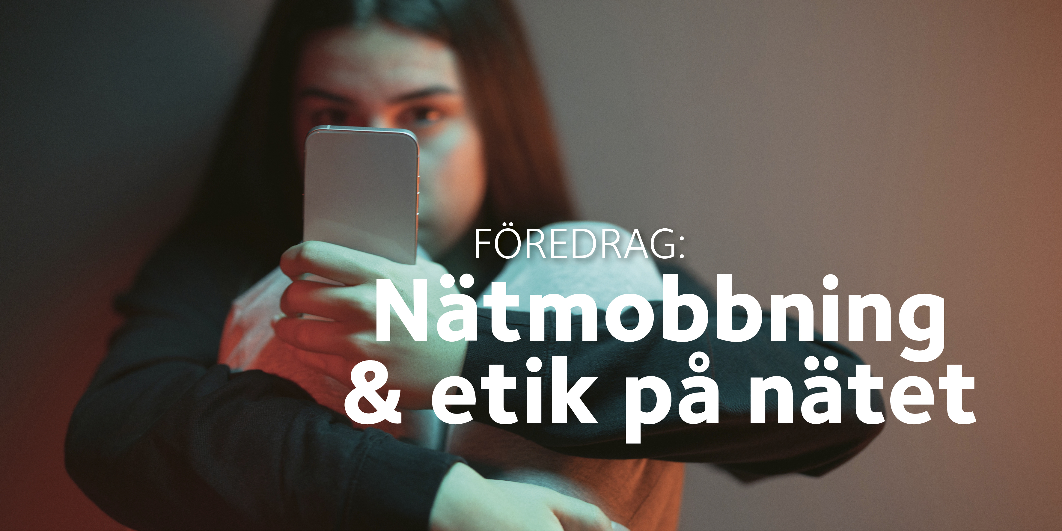 Ledsen tjej tittar i Iphone. Framför syns texten Nätmobbning och etik på nätet. 