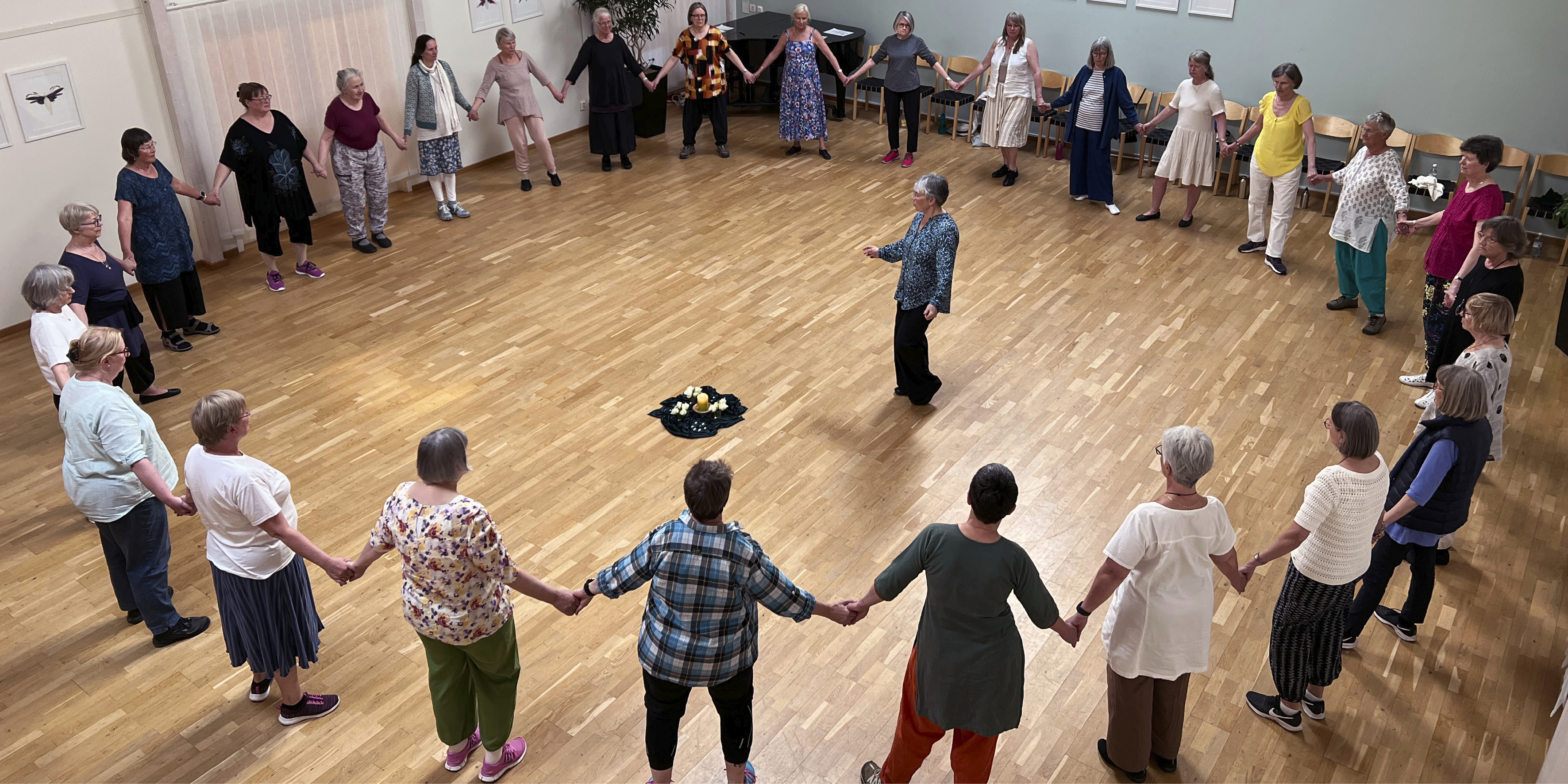 En grupp människor dansar heliga danser i Höllvikens församling