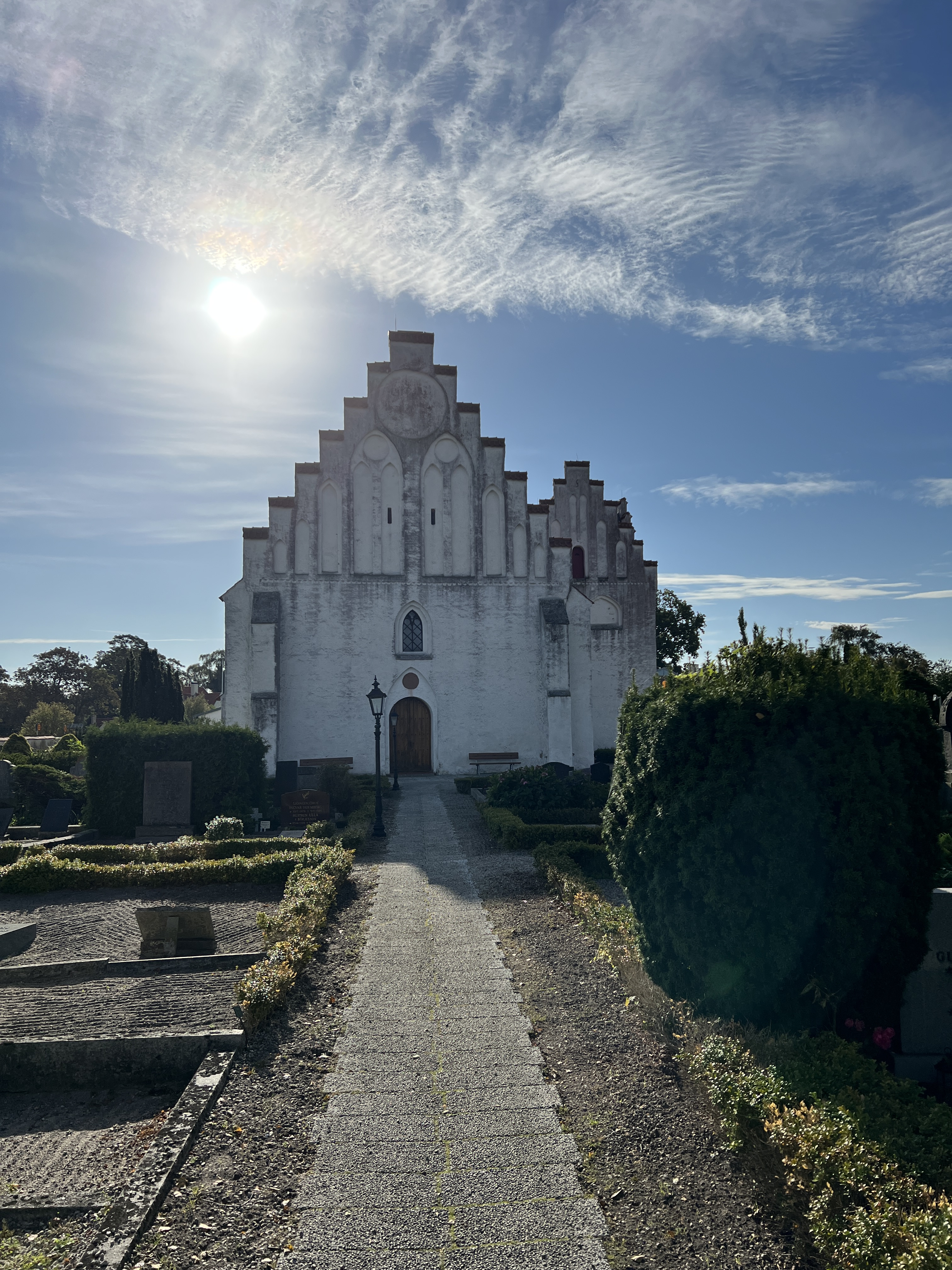 Skanörs kyrka i motljus. 