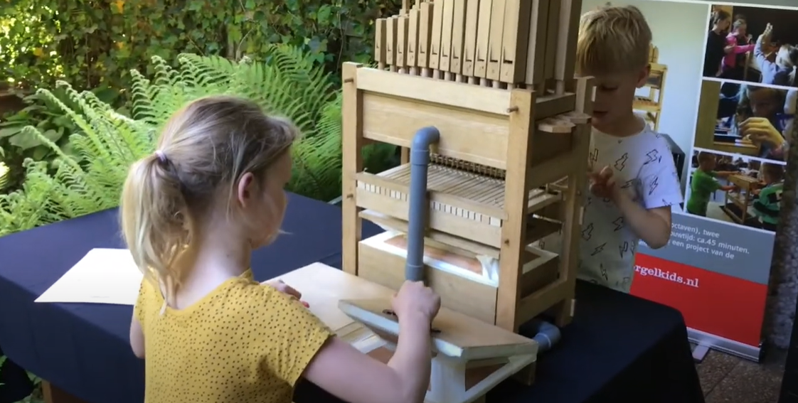 Två småbarn bygger ihop en orgelbyggsats.