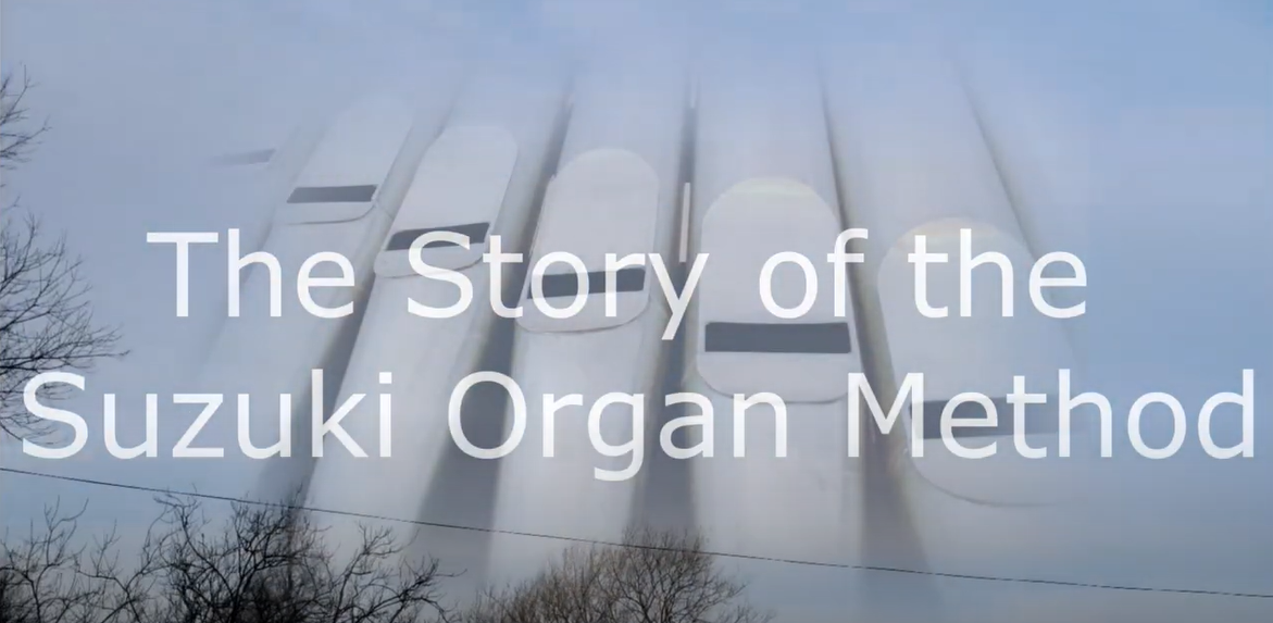 En bakgrund med orgelpipor och texten The Story of the Suzuki Organ Method.