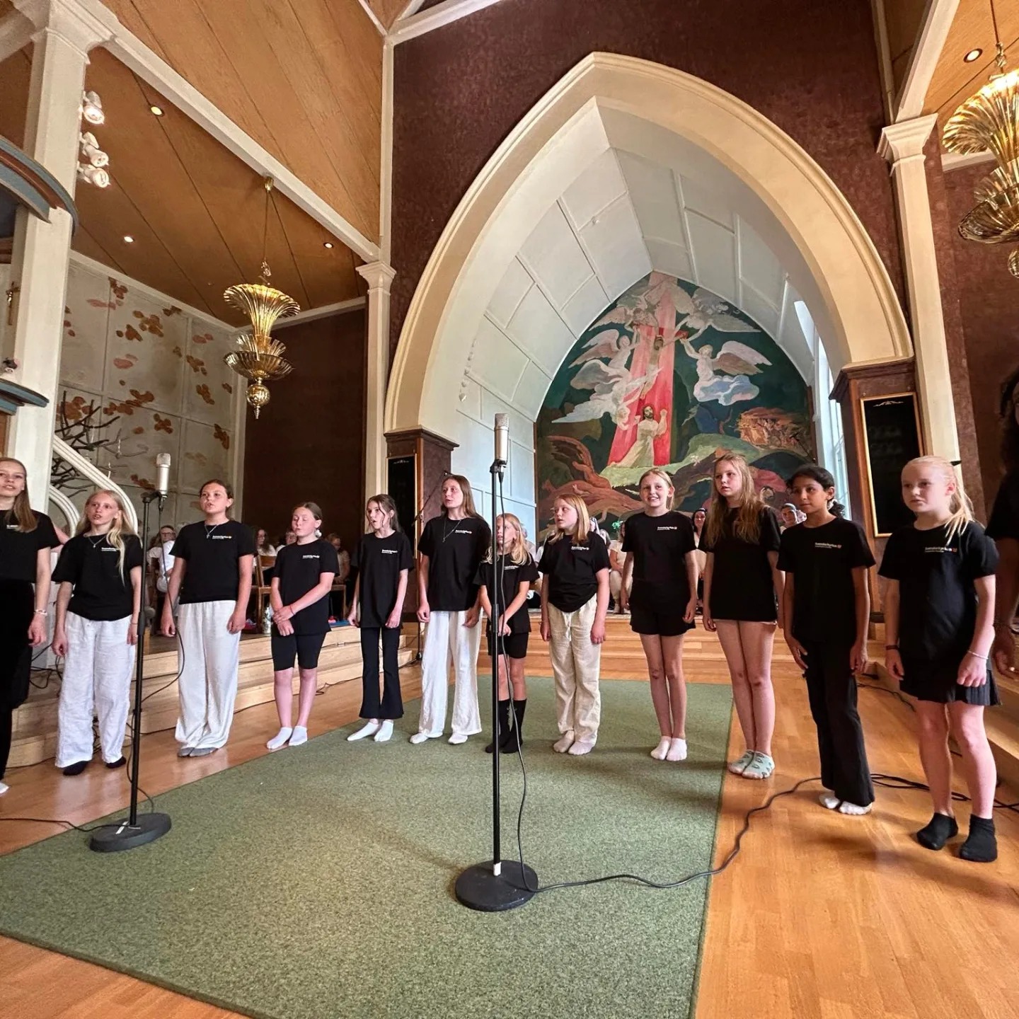 Barn som står på rad och sjunger i kyrkan