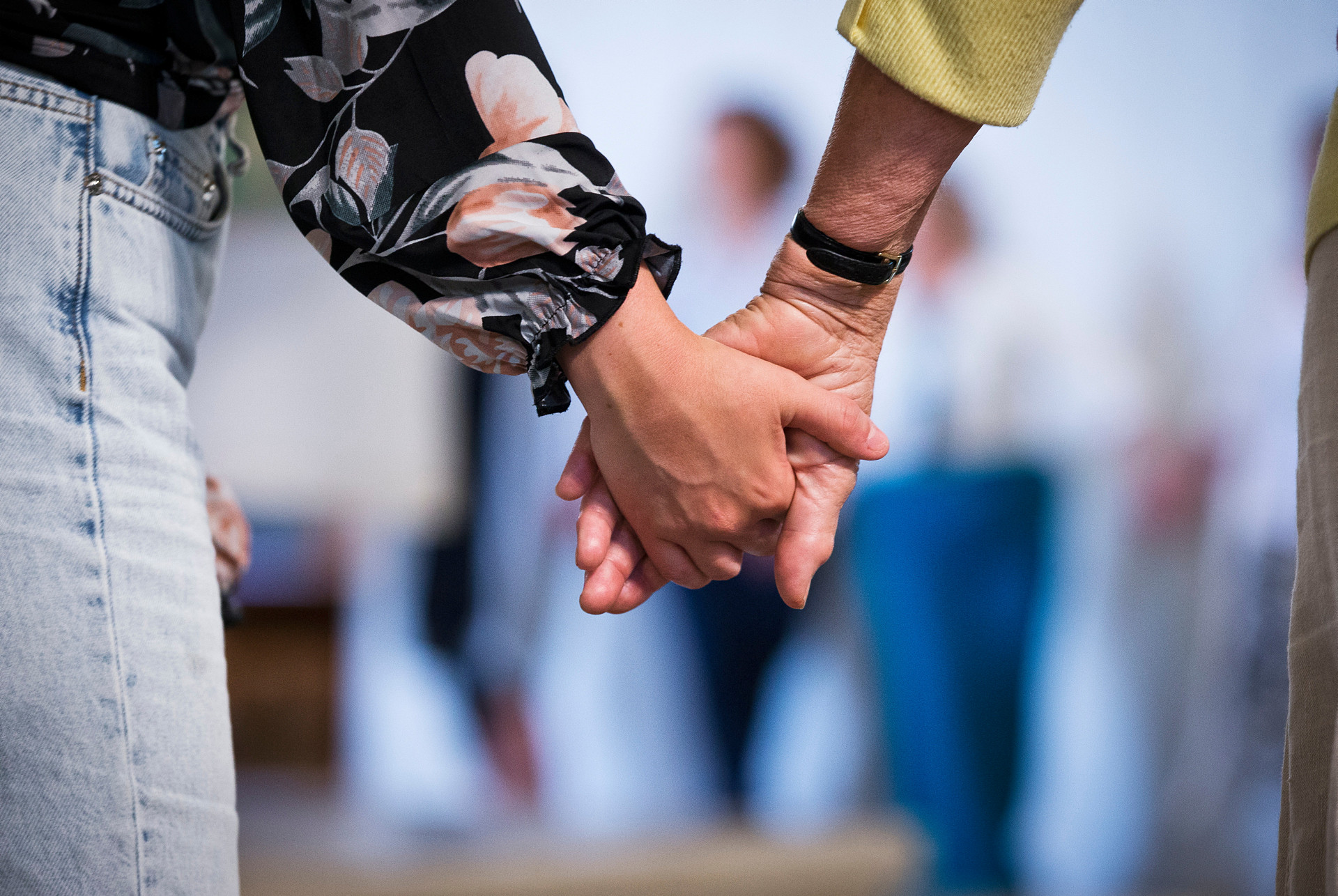 Två personer håller hand