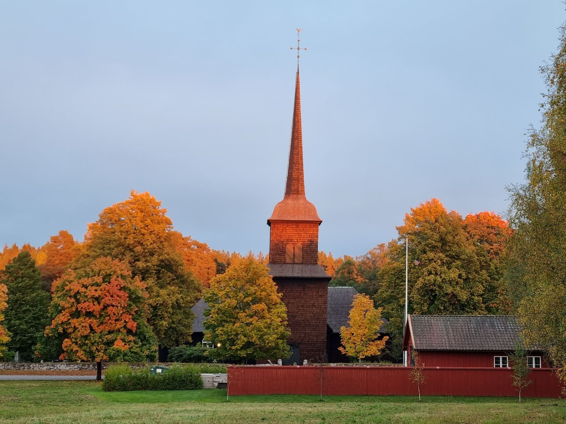 Nysunds kyrka i höstskrud