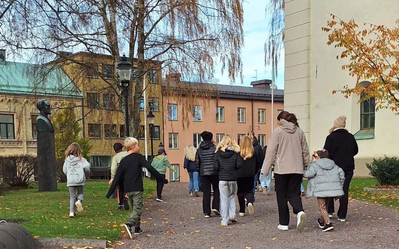 Barn, unga och familjer går till kyrkan