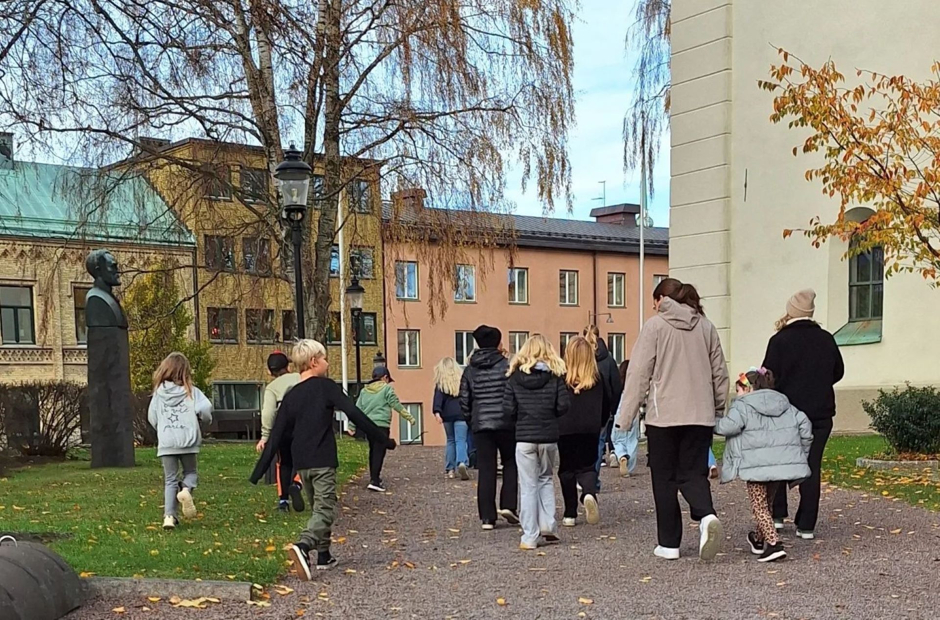 Barn, unga och familjer går till kyrkan