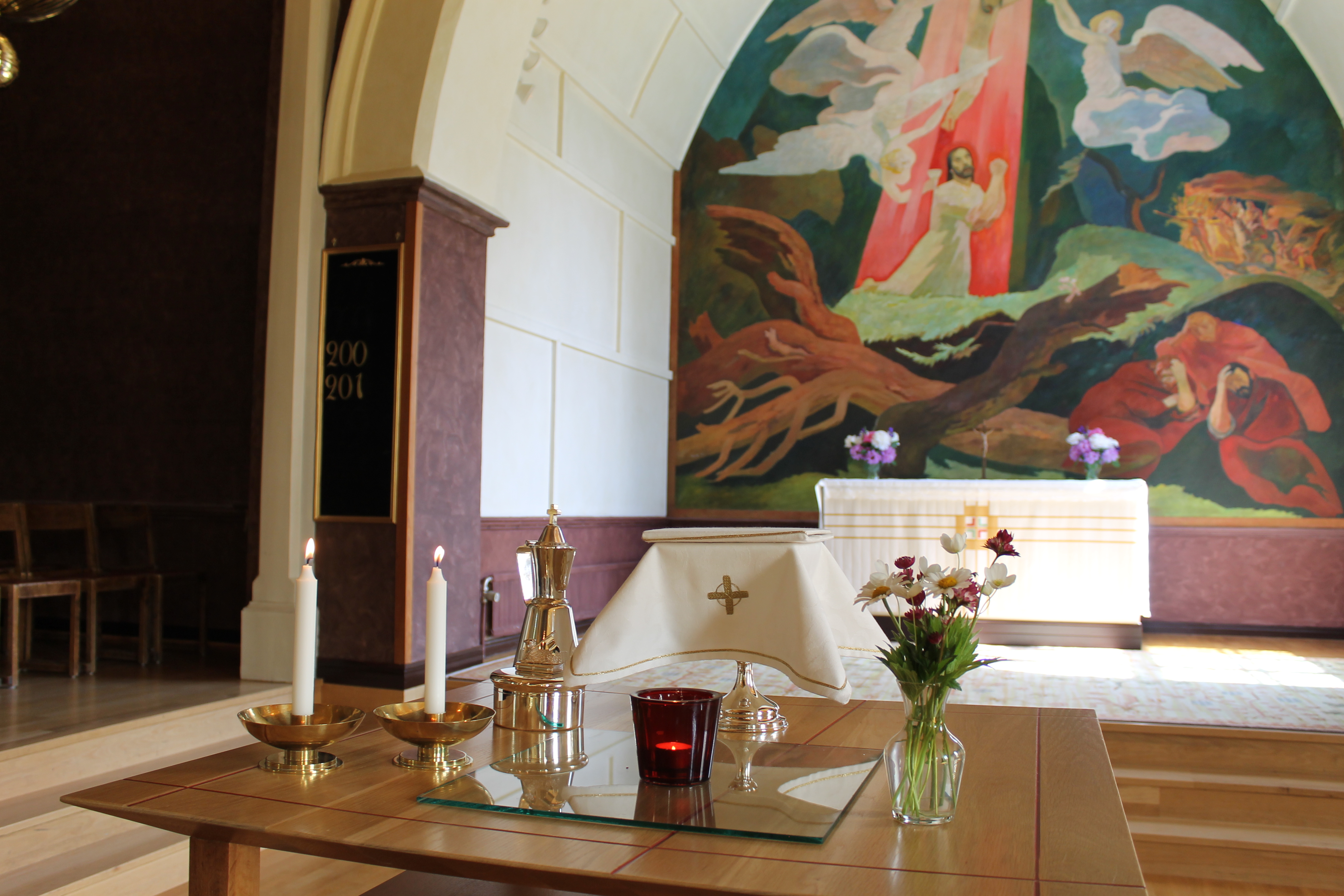 Blommor och ljus på lilla altaret i Degerfors kyrka