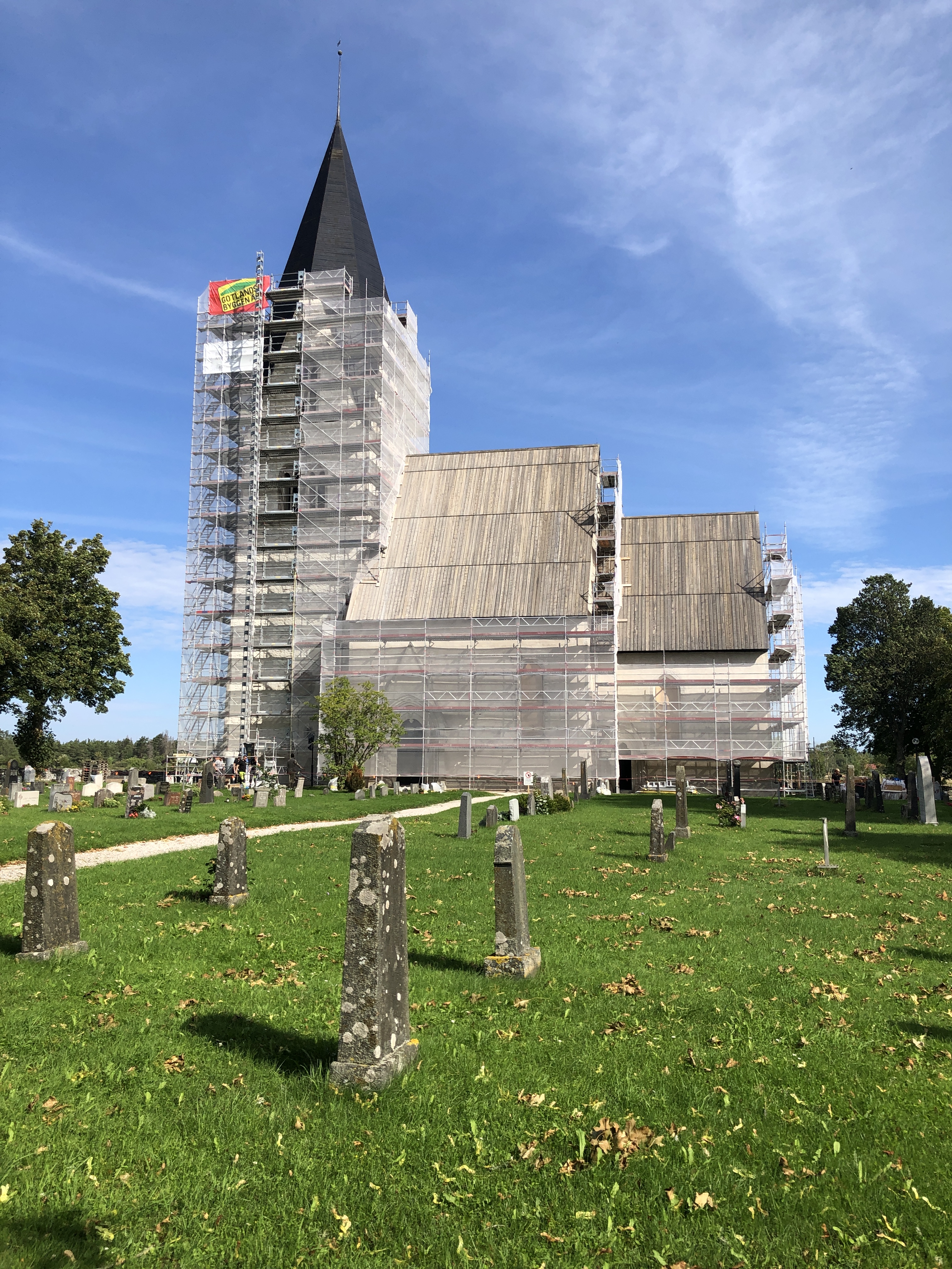 Tofta kyrka exteriört inklädd med byggställningar