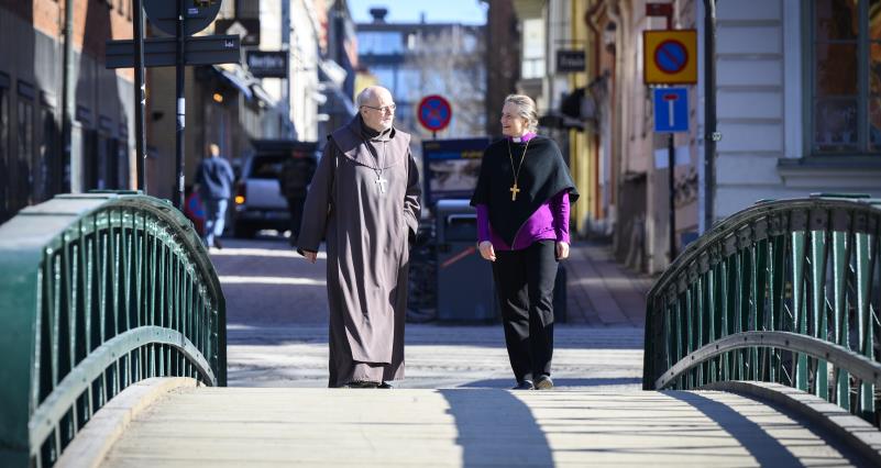 Kardinal Anders Arborelius och biskop Karin Johannesson på promenad i Uppsala