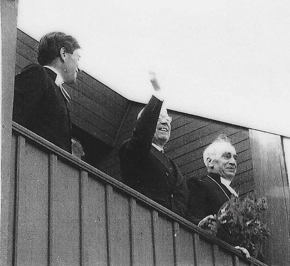 Svartvitt foto på kung Gustav Adolf på en balkong på stiftsgården i Undersvik