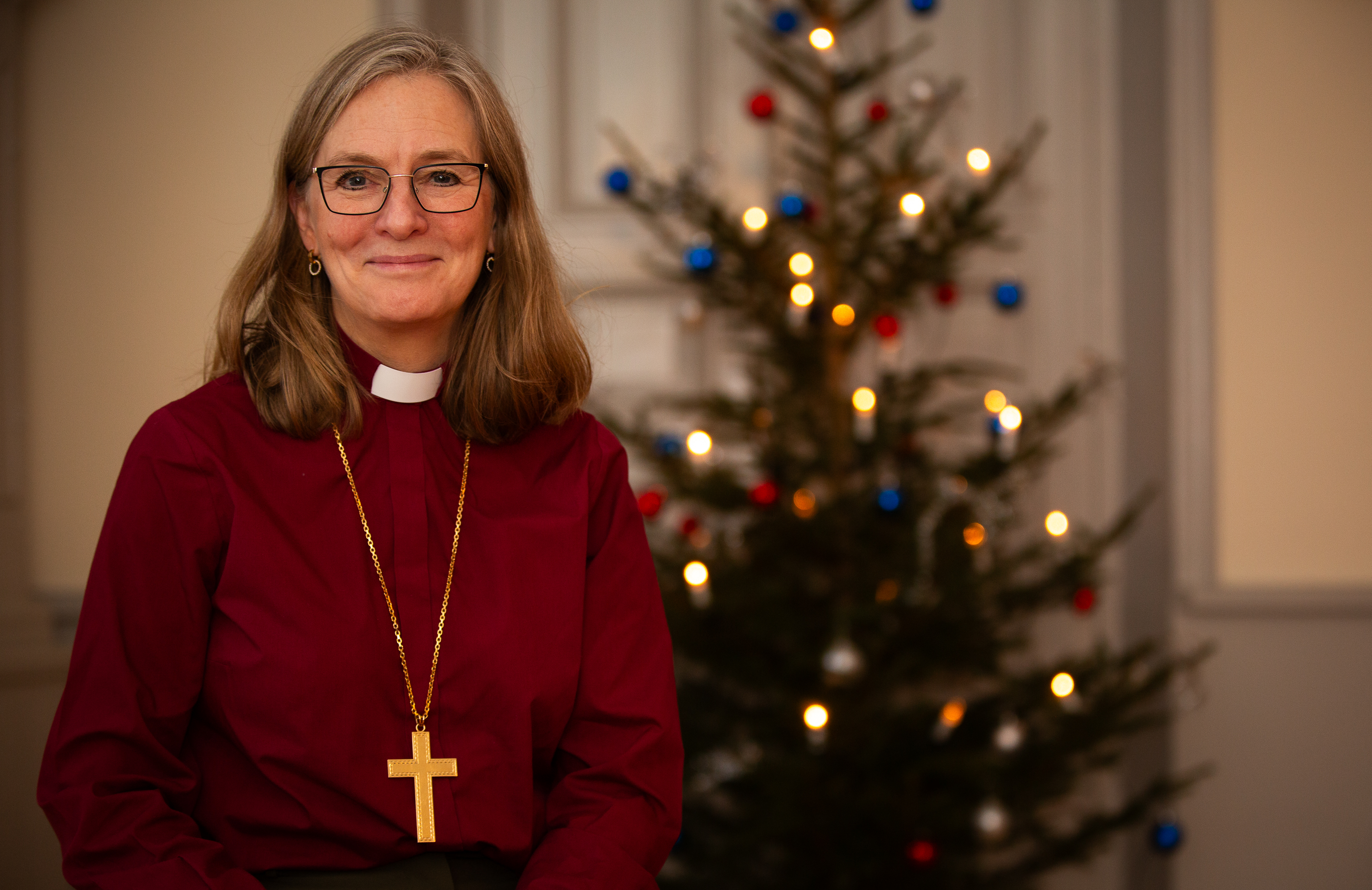 Marika Markovits med julgran i bakgrunden