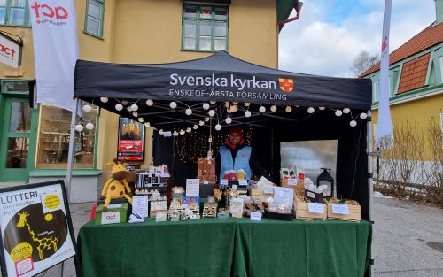 Försälningstält utanför Kyrkvillan vid Enskedes julmarknad