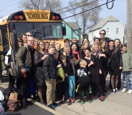 Overjoyed Gospel framför en buss i Chicago