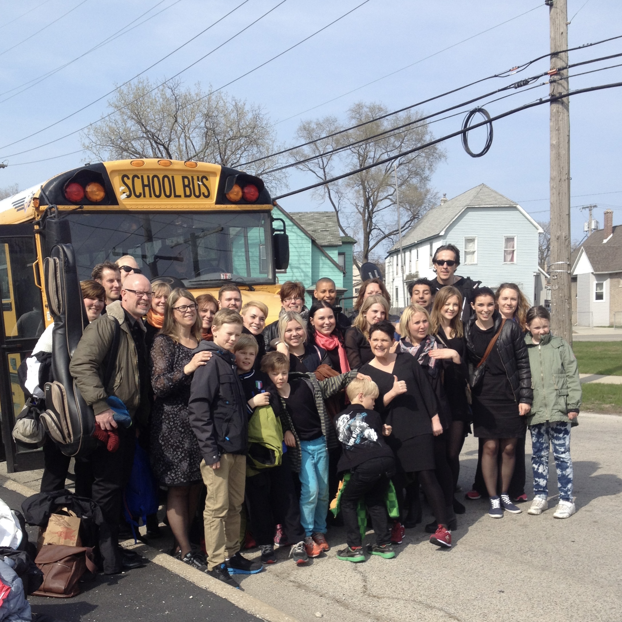 Overjoyed Gospel framför en buss i Chicago