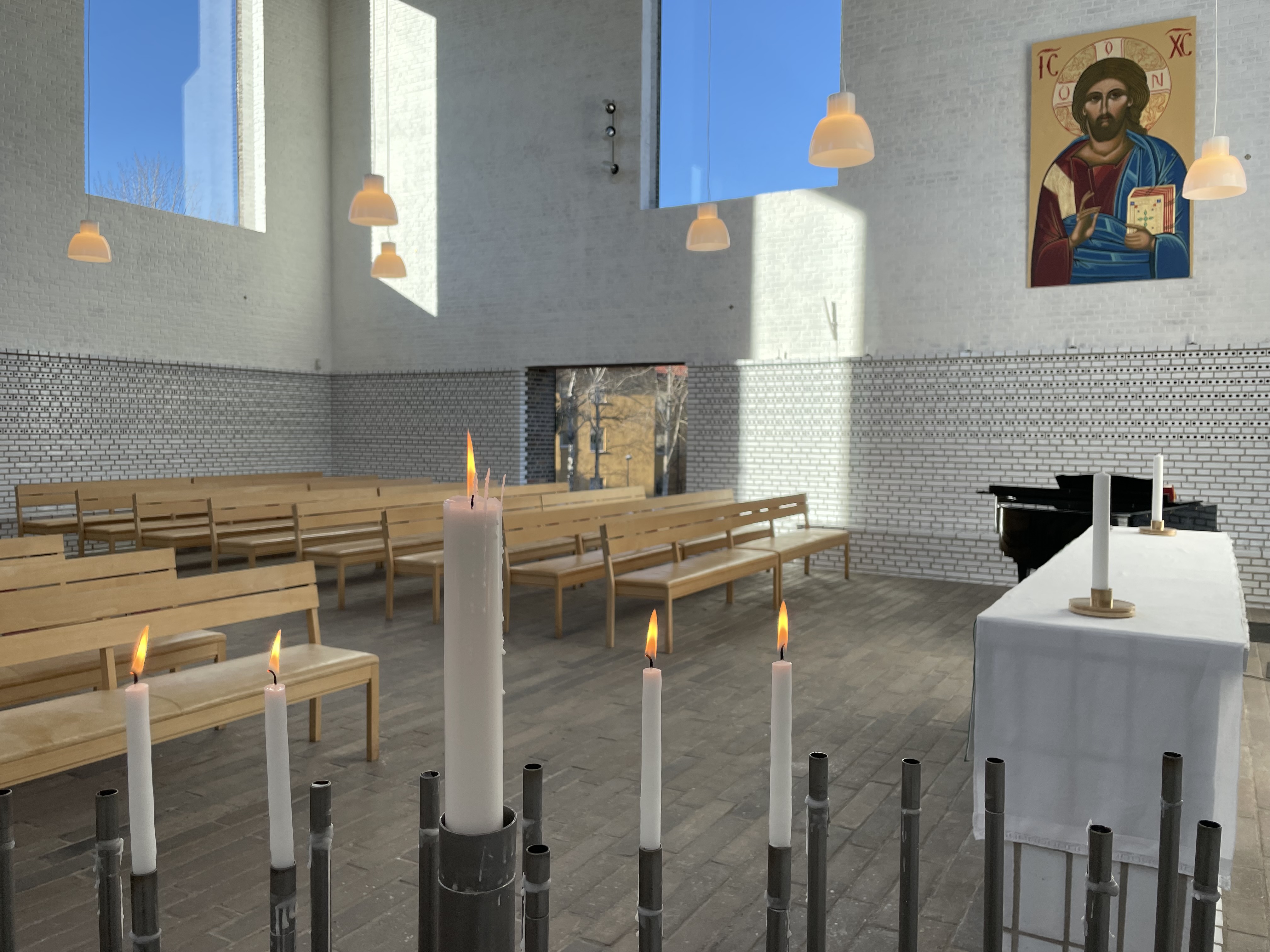 Tända ljus i Årsta kyrka