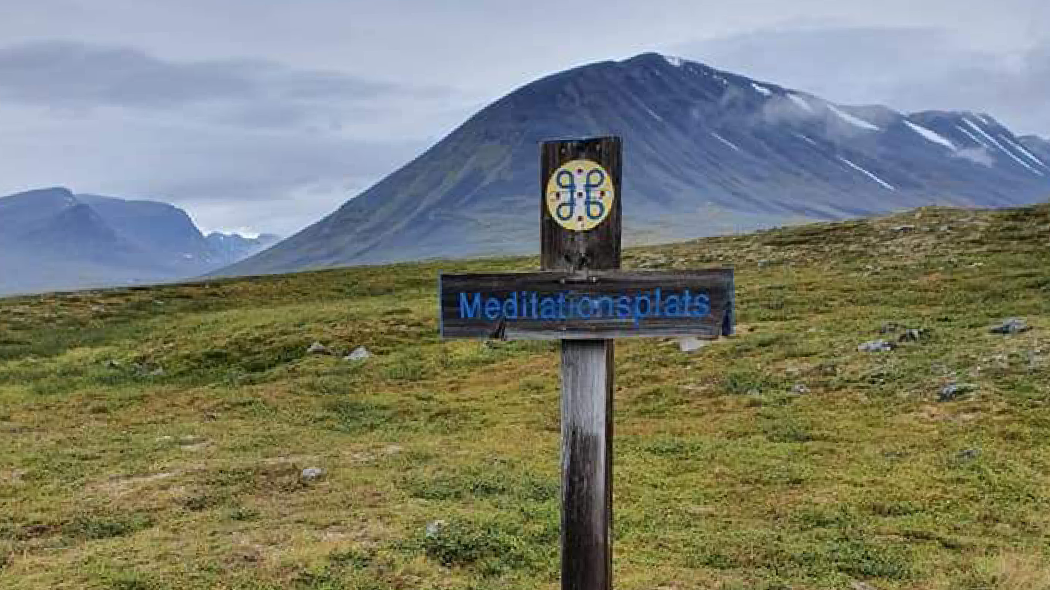 Ett fotografi av ett meditationskors i lapplandsfjällen