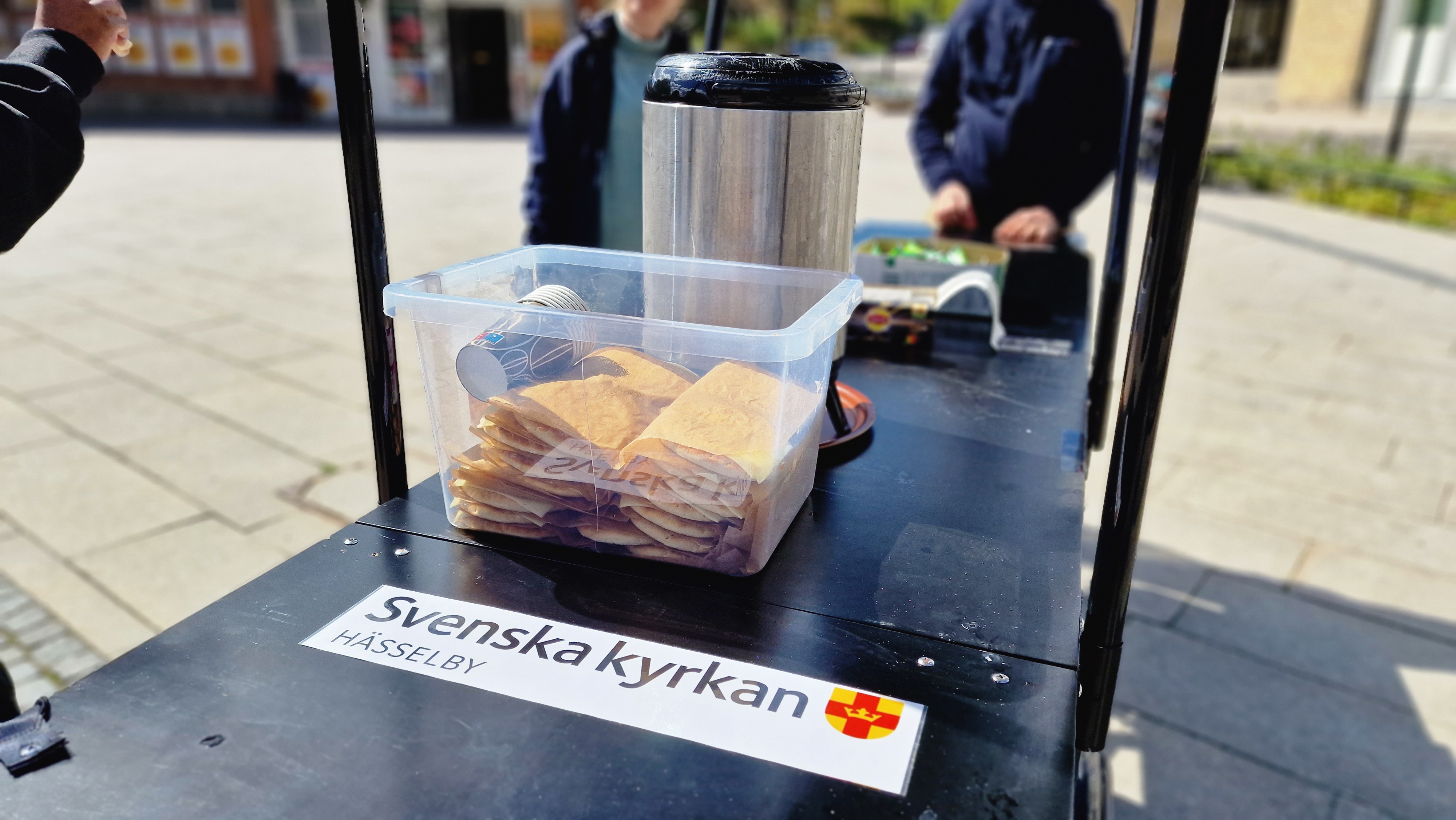 Fika på torget utanför Hässelby Strands kyrka