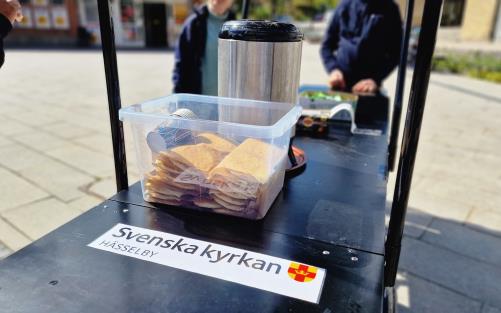 Fika på torget utanför Hässelby Strands kyrka