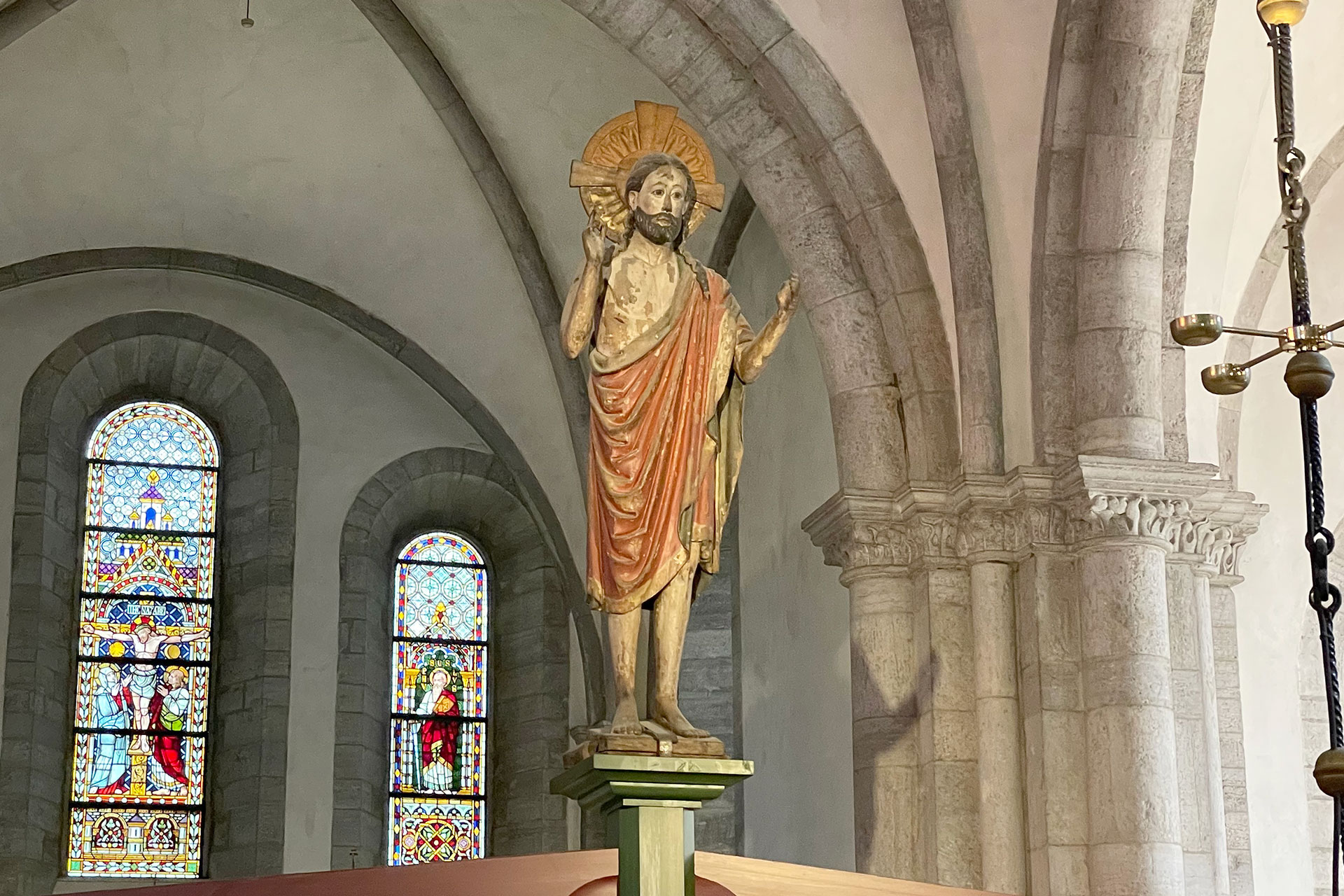 Kristusstaty på en tvärgående bjälke under valven i Visby domkyrka.