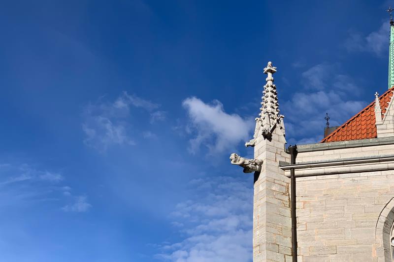 Figurin på domkyrkans fasad mot en blå himmel.