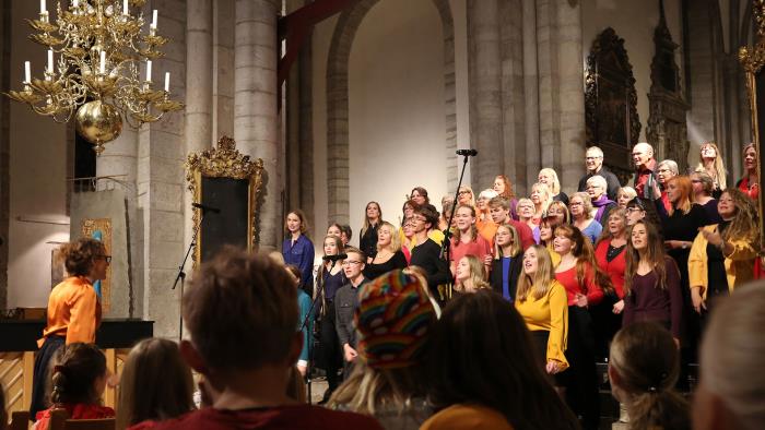 Körer som sjunger tillsammans under Världens Barn-konserten i domkyrkan 2019.