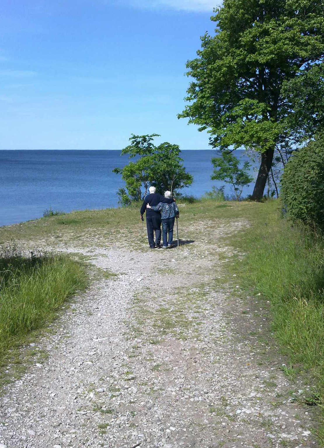 Ett par som står och blickar ut mot horisonten.