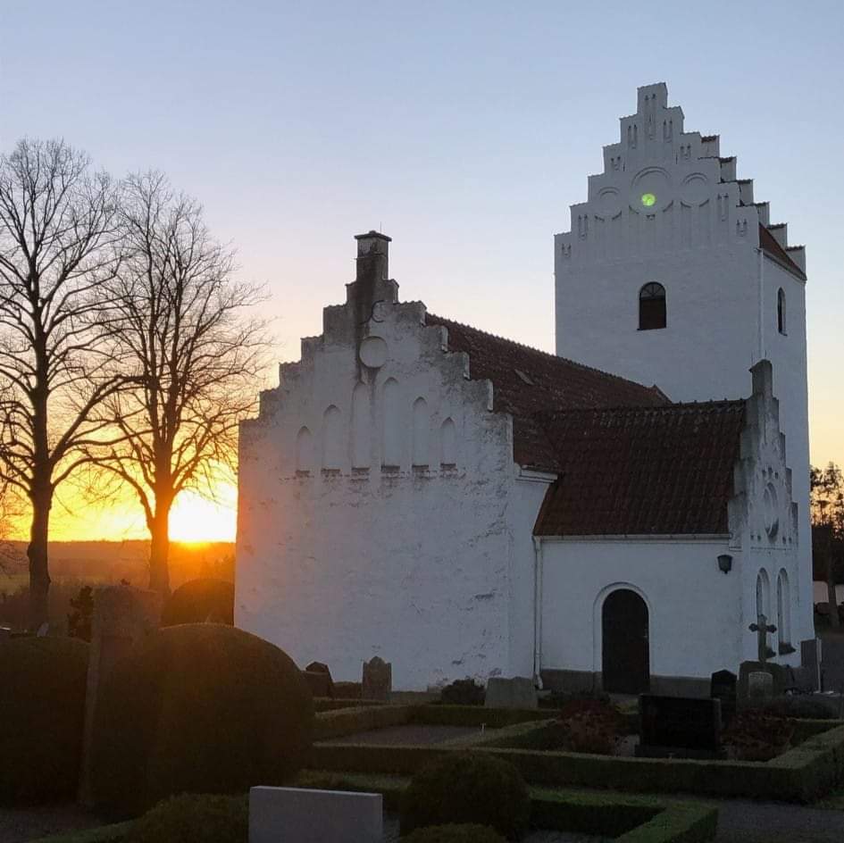 Gödelövs kyrka i solnedgång