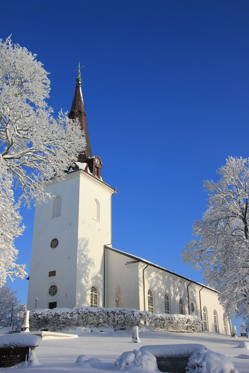 Örby kyrka en solig vinterdag