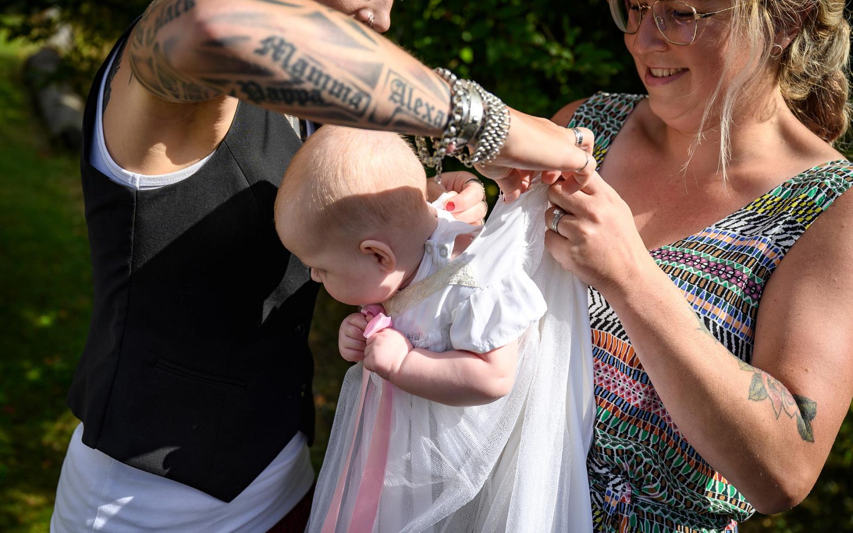 Dop av litet barn med två mammor