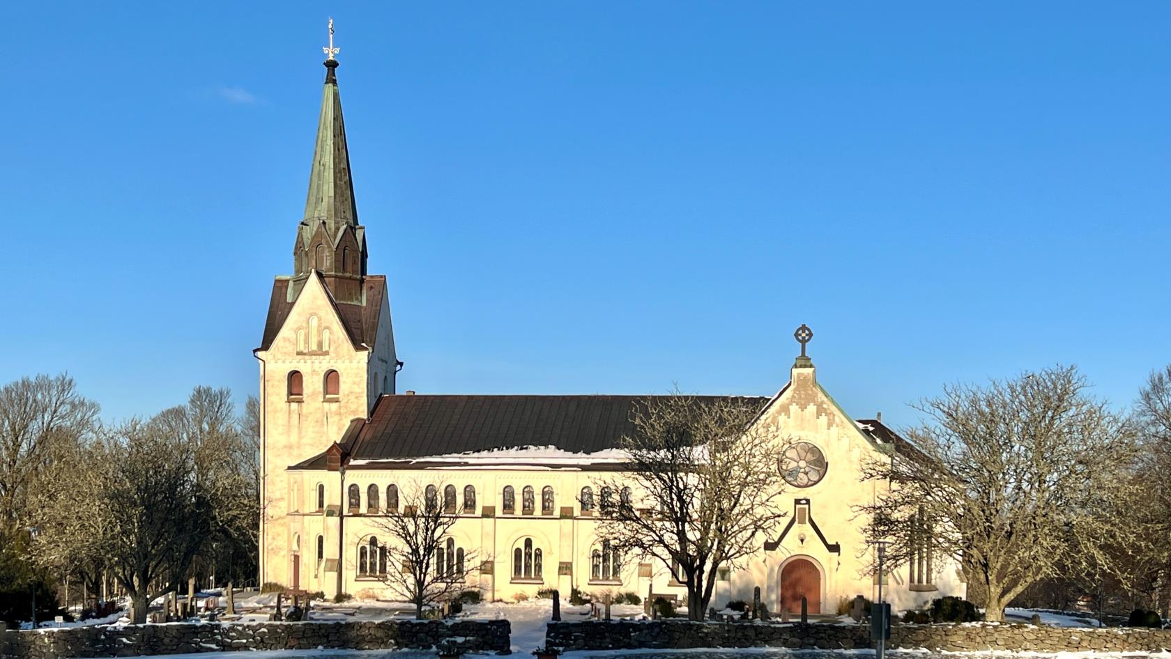 Lindome kyrka i vinterskrud