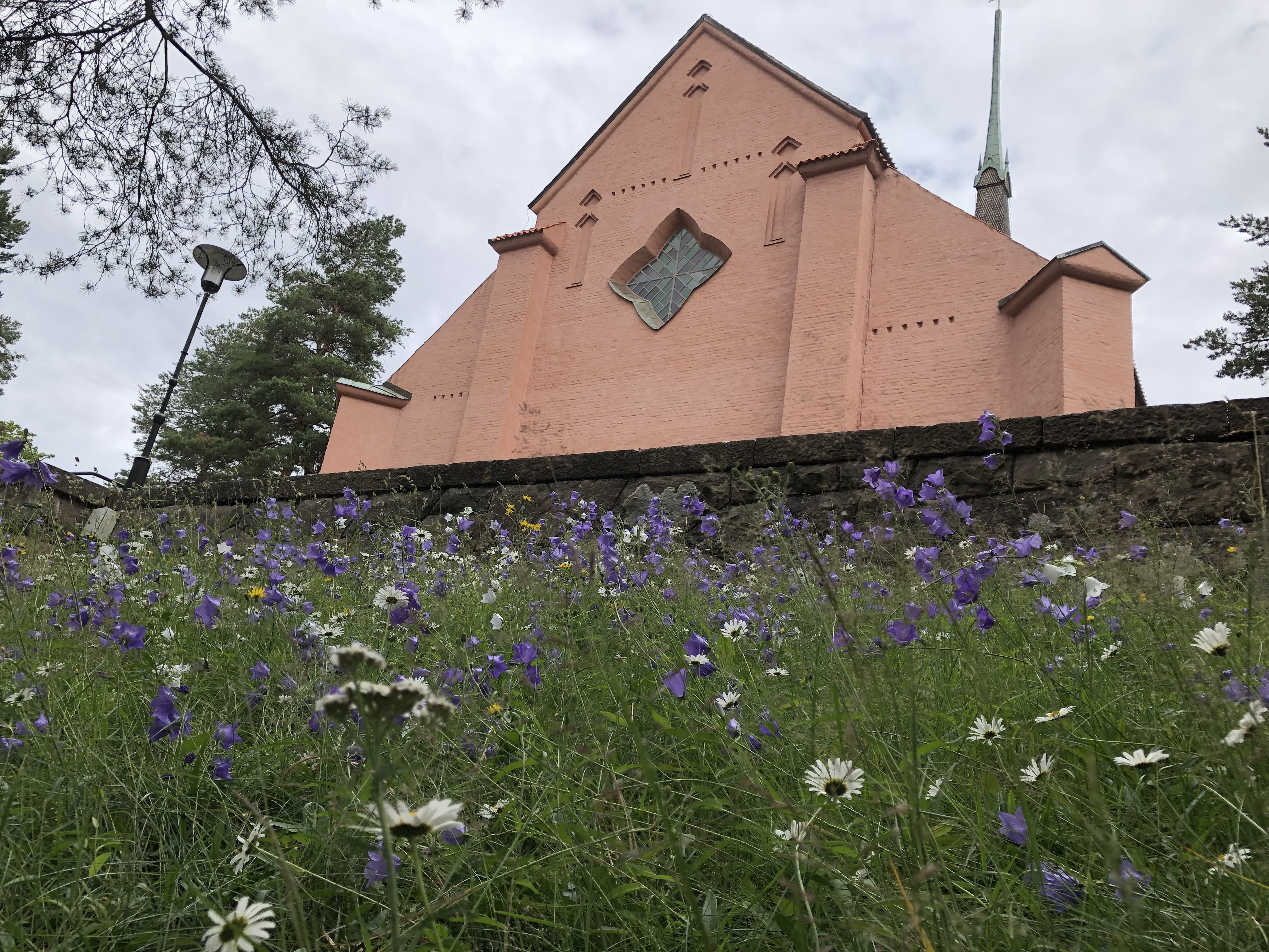 Sommaräng vid Sandvikens kyrka.