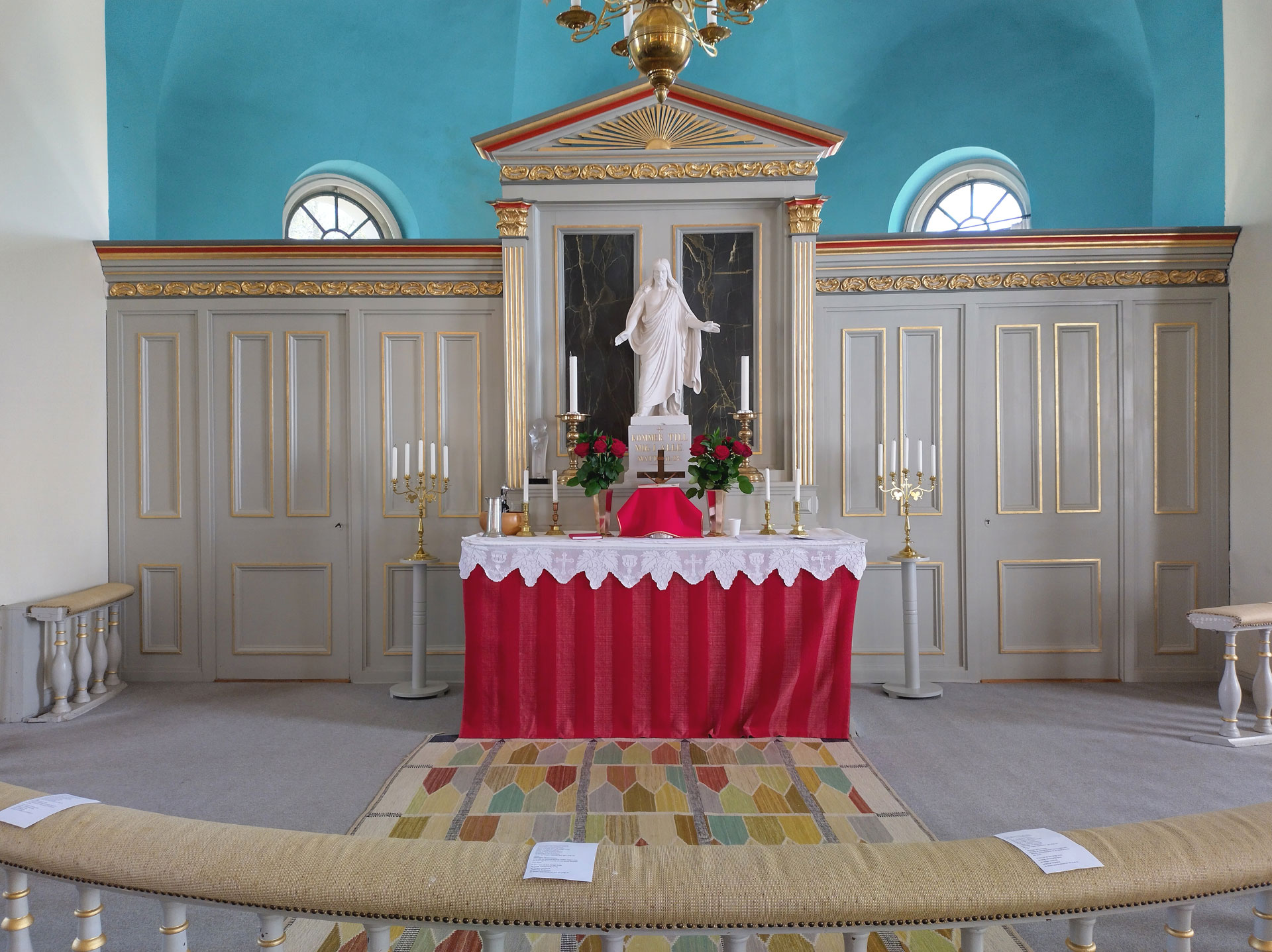 Altaret i Kverrestads kyrka smyckat till konfirmationen