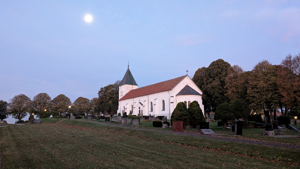 Bild på Smedstorps kyrka hösten 2024