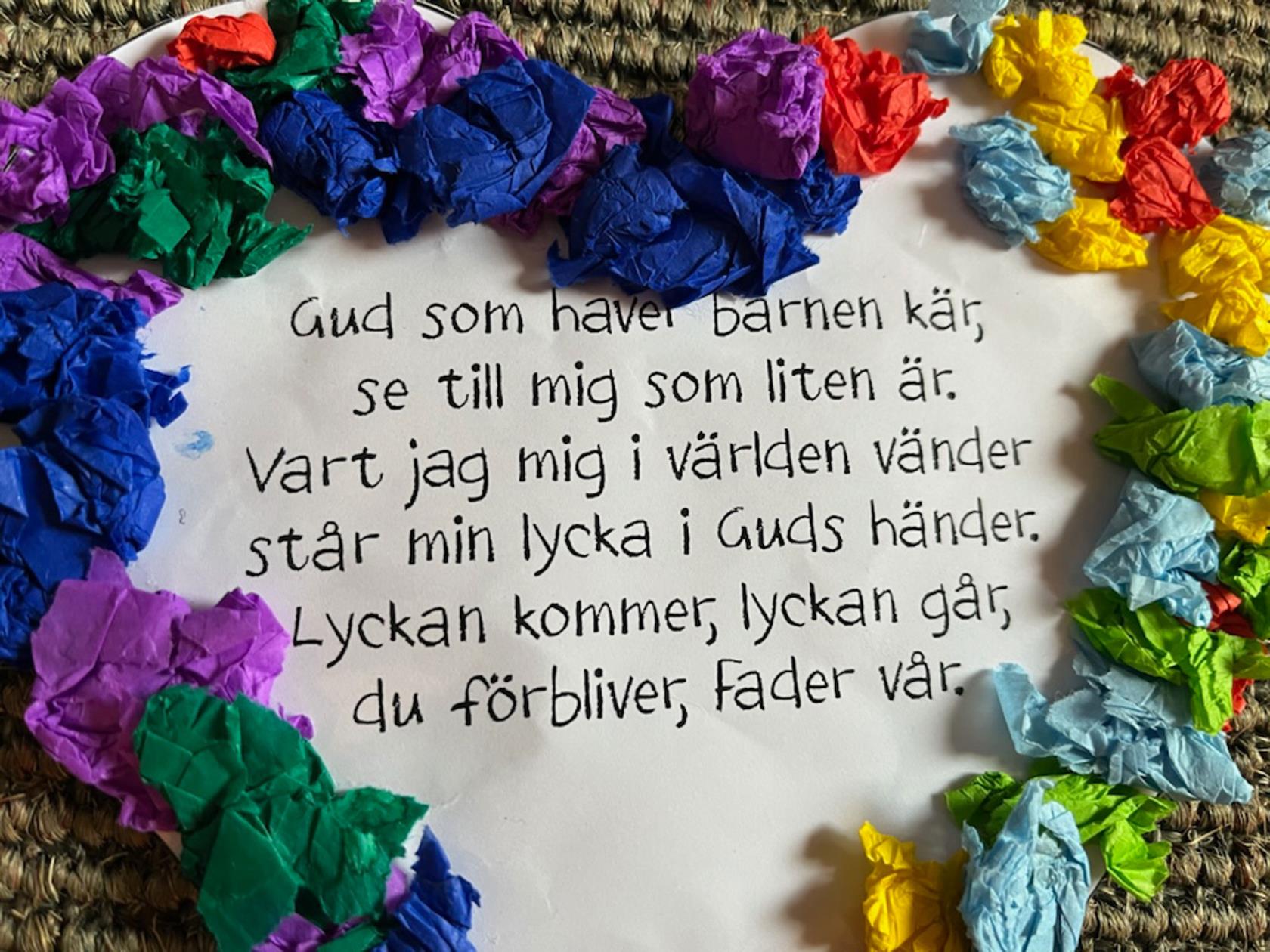 "Idag läste vi om vad Jesus sade om bönen i Bergspredikan och dekorerade bönehjärtan".