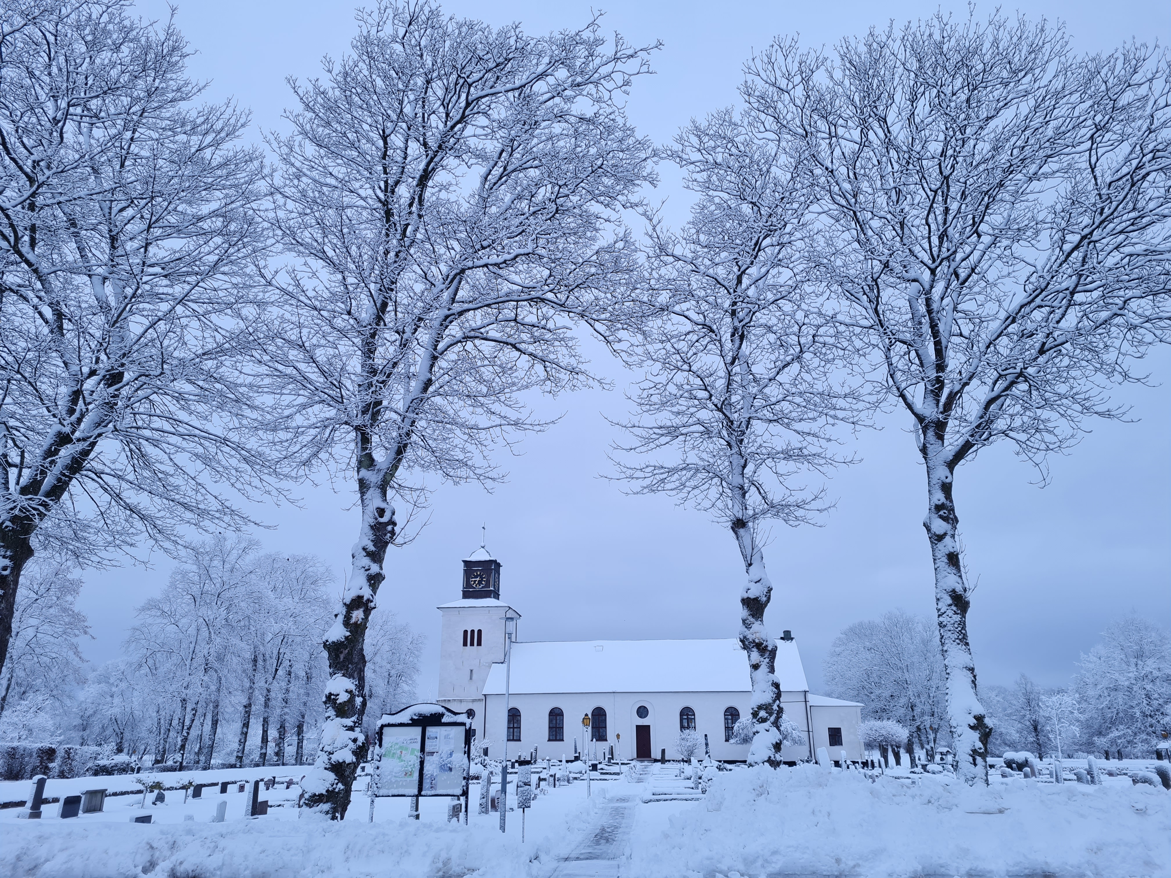 Hjärnarps kyrka och kyrkogård i snö