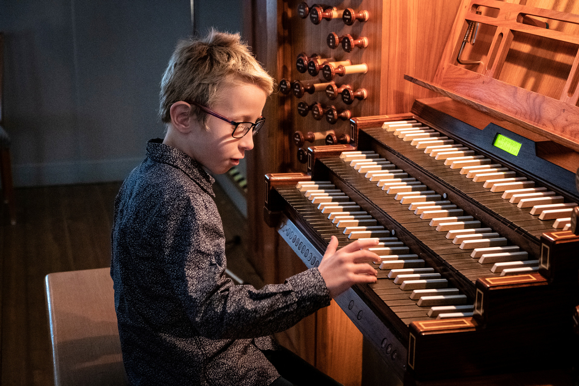 Ett barn klinkar på tangenterna till en orgel.