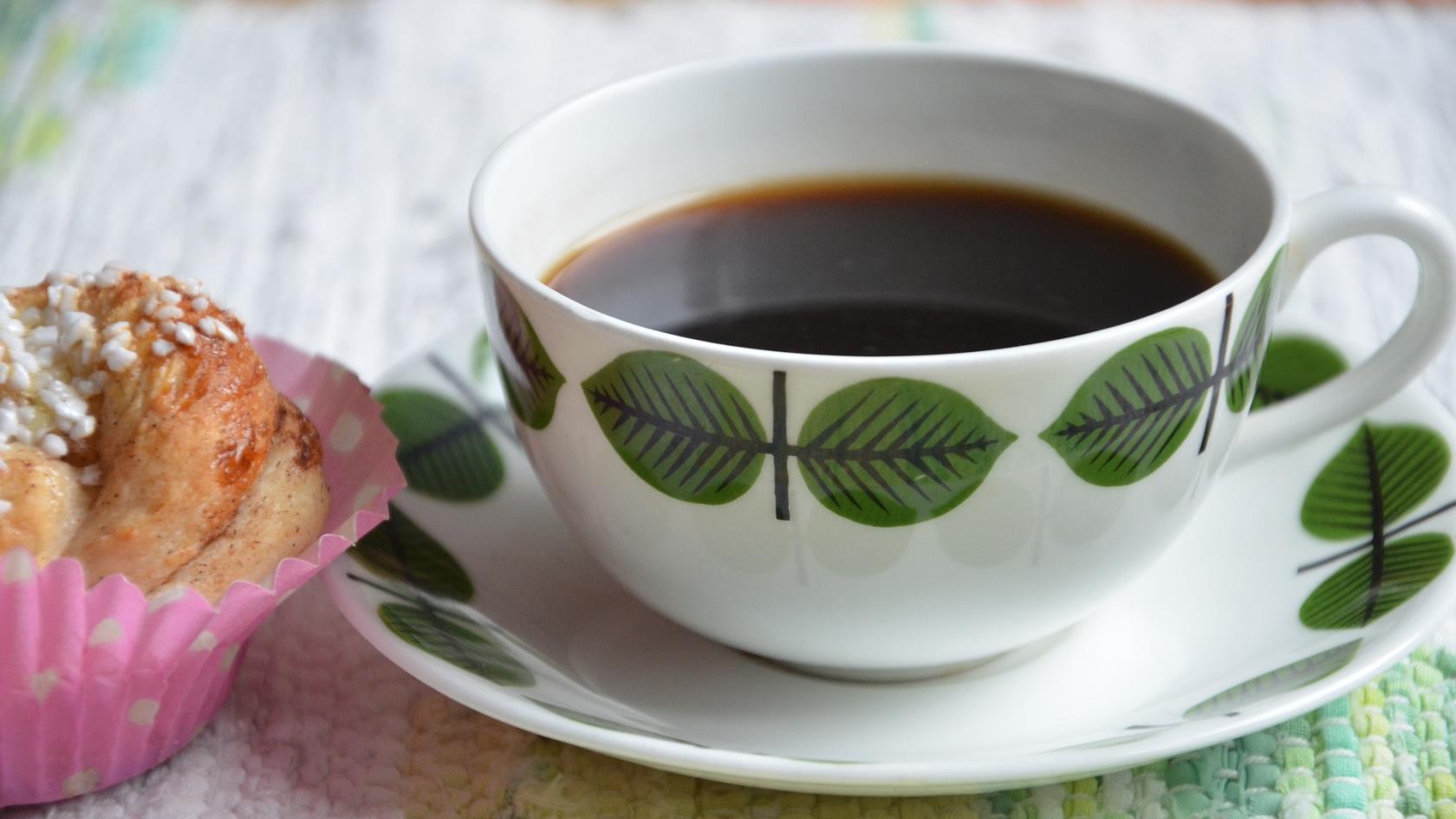 Kanelbulle och en kopp kaffe i klassiska kaffekoppen Berså.