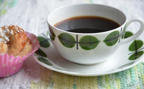 Kanelbulle och en kopp kaffe i klassiska kaffekoppen Berså.