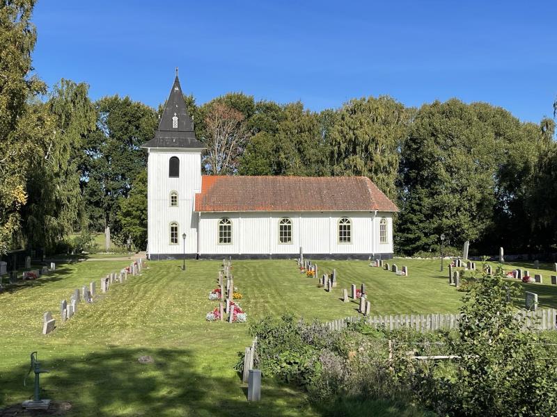 Fågelö kapell sett från sidan en solig sommardag.