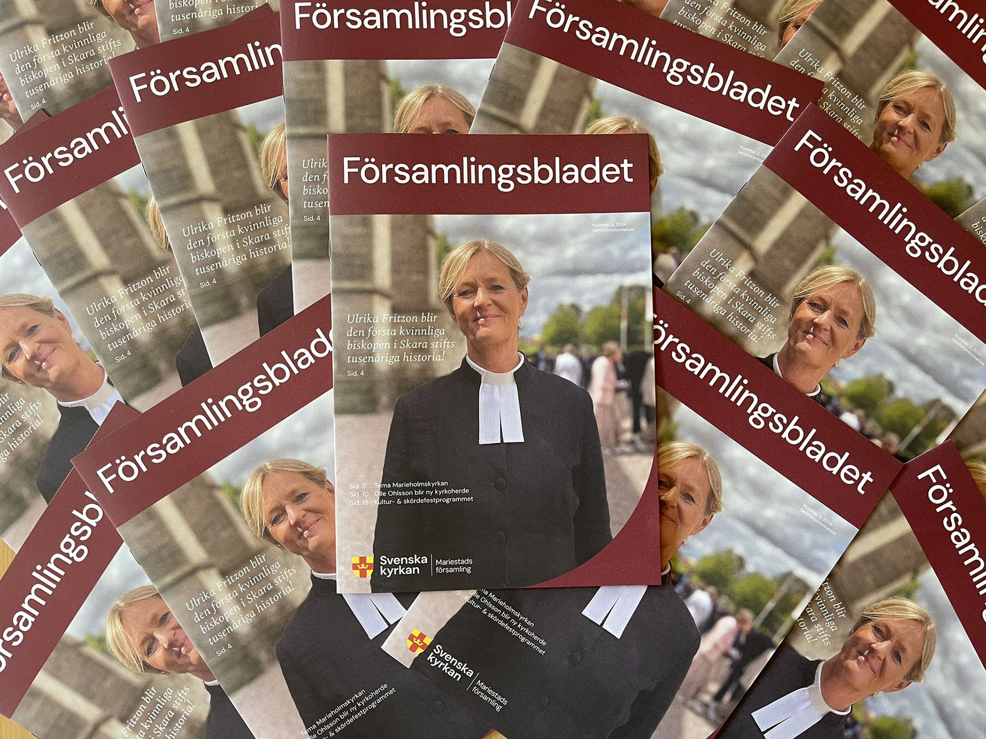 Många församlingsbladstidningar ligger på varandra.