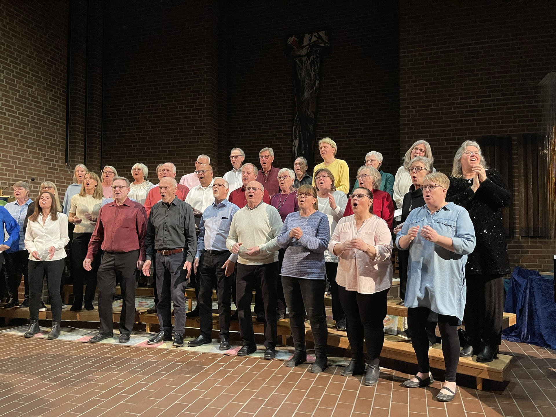 Mariestad Goselkör under ett framträdande i Marieholmskyrkan.