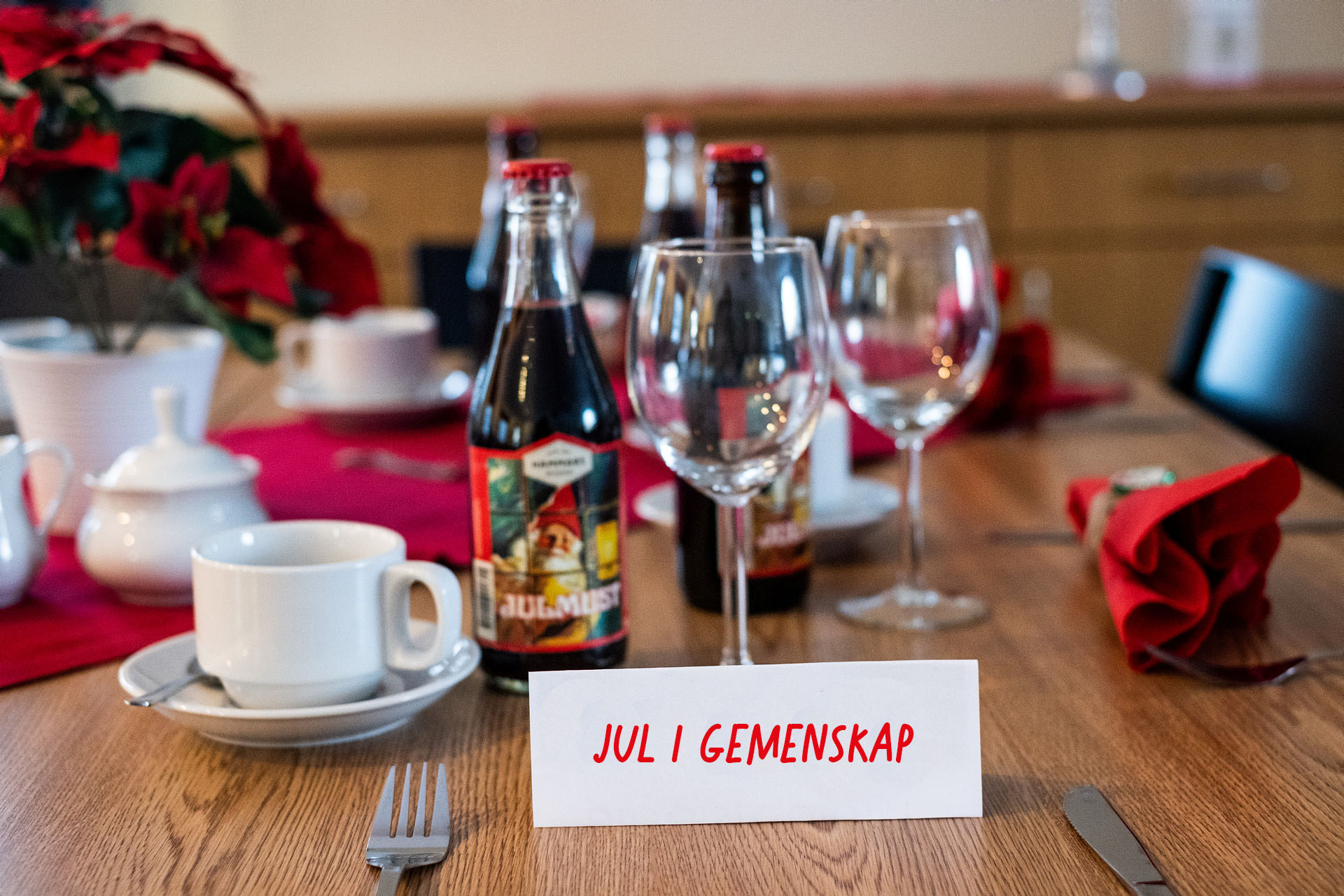 Julbord dukat ped julmust och en skylt som det står Jul i gemenskap på