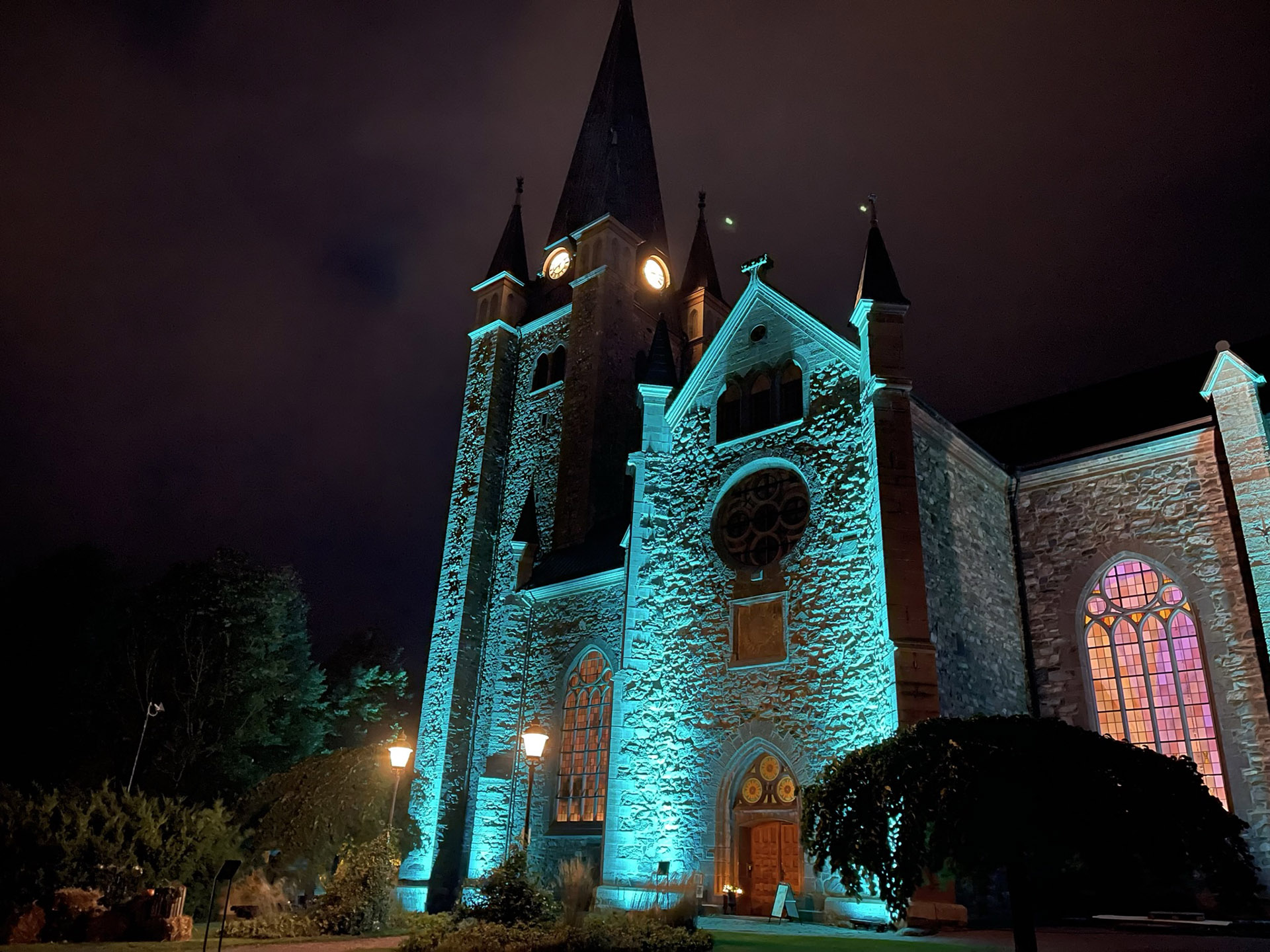 Domkyrkan vackert upplyst under Kultur- och Skördefesten.