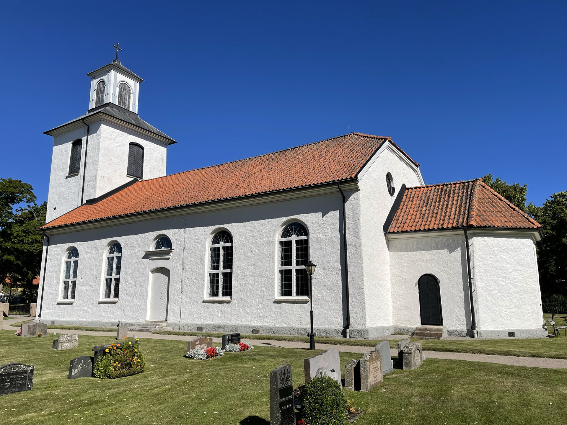 Torsö kyrka sedd från sidan en vacker sommardag.