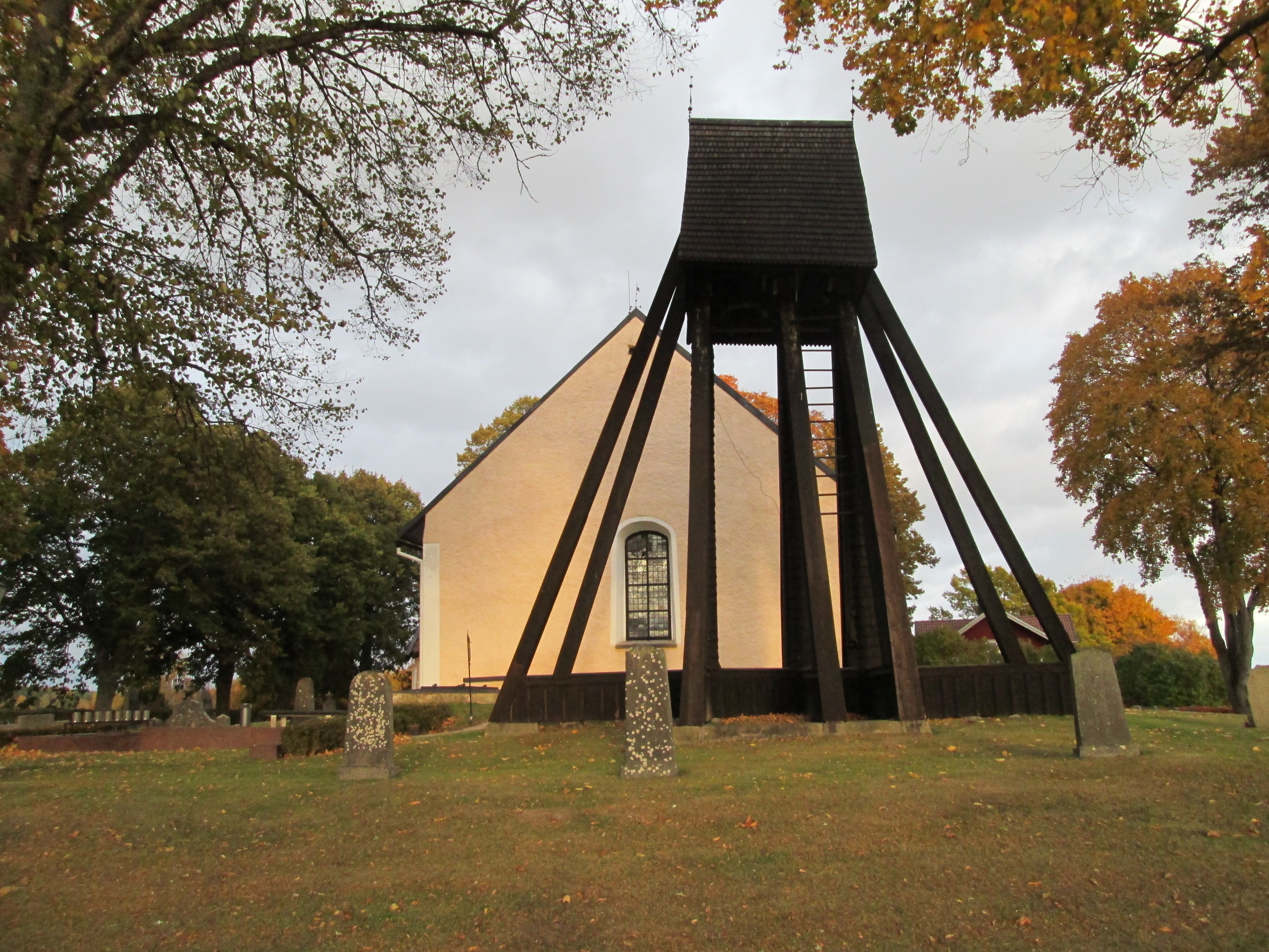 Bergshammars kyrka och klockstapel höst