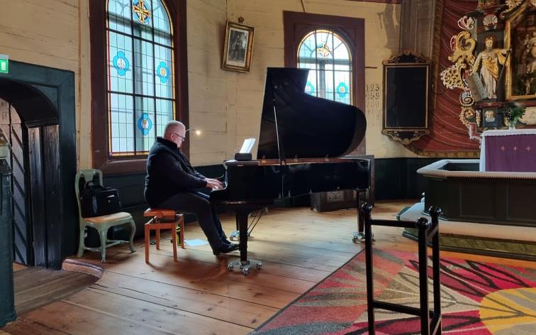 Sören Ågren sitter vid flygeln i Nysunds kyrka