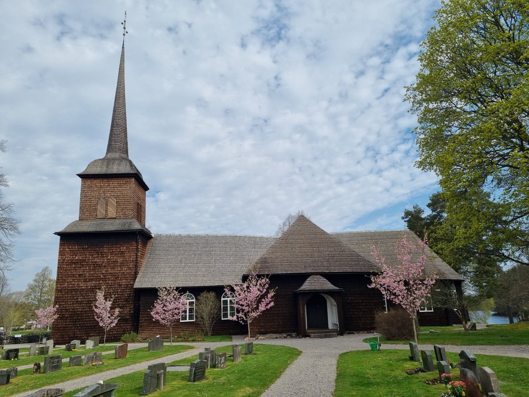 Nysunds kyrka en vårdag med vackra blommande träd framför