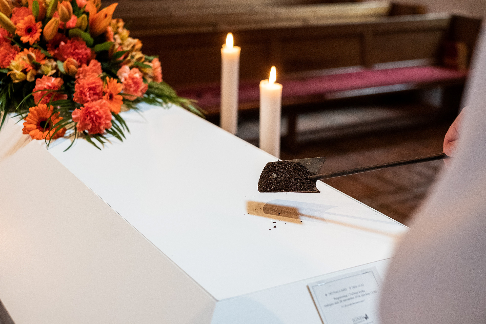 Begravning kista med blommor